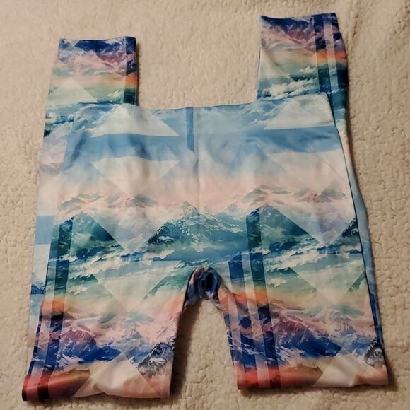 No Boundaries Scenic Design Leggings 11/13 - Picture 4 of 9